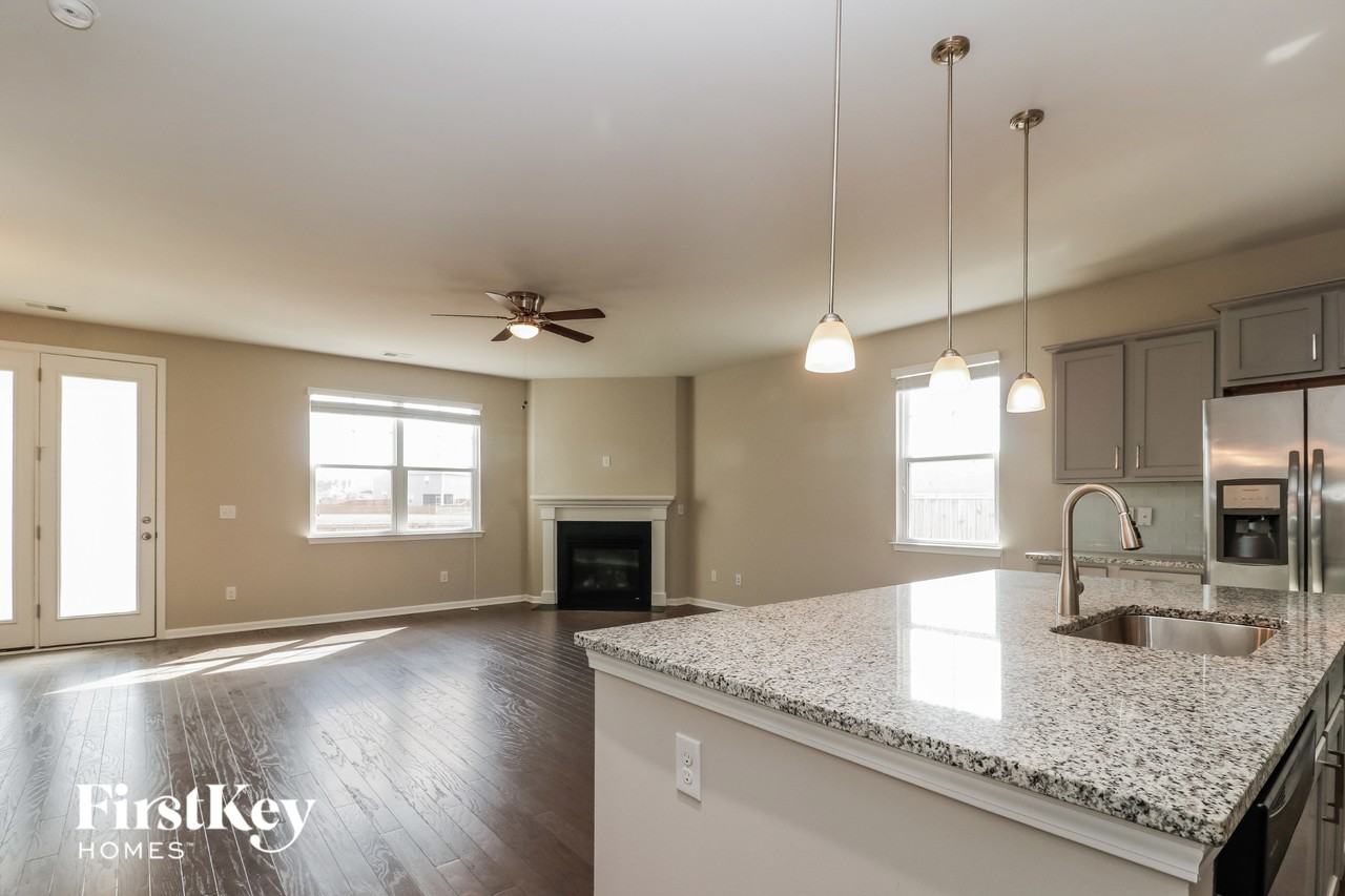 458 Zenith Blvd - Photo 3 of 15