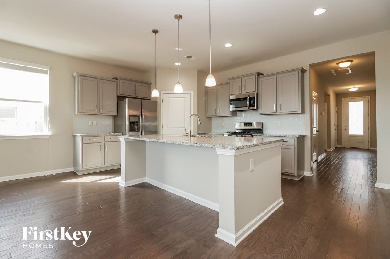 458 Zenith Blvd - Photo 4 of 15