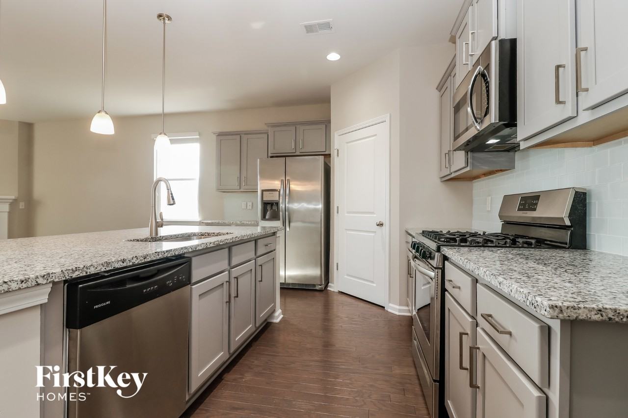 458 Zenith Blvd - Photo 5 of 15