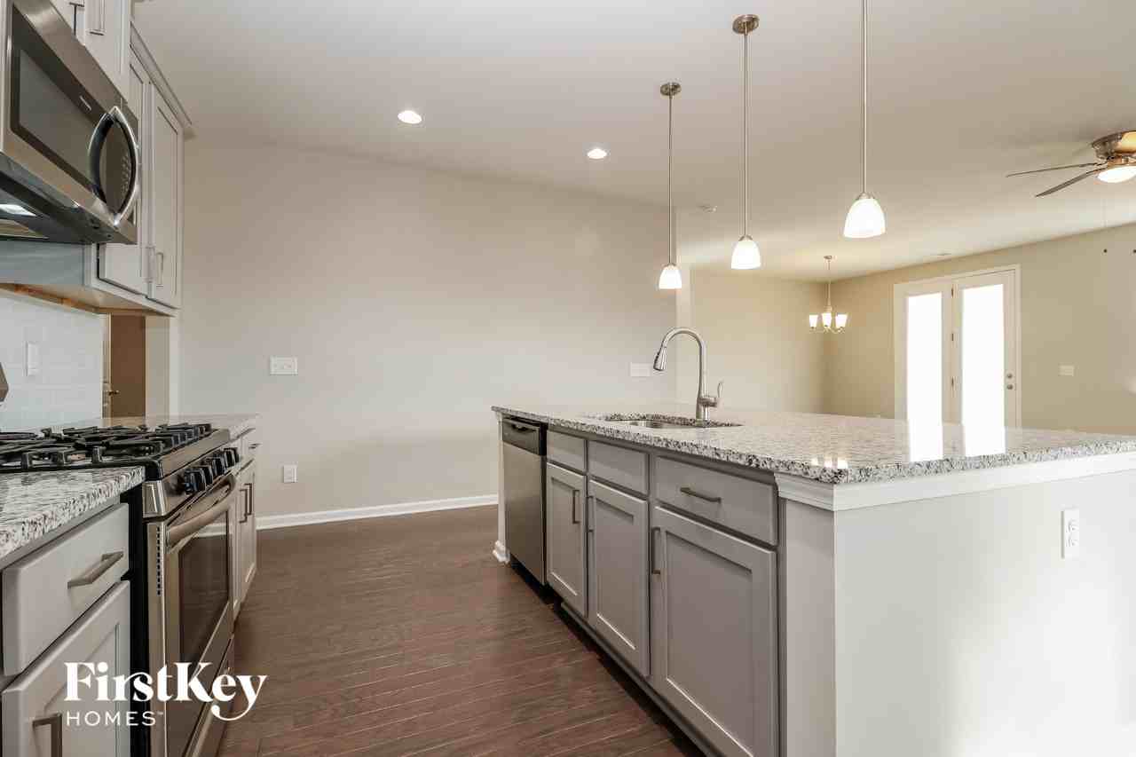 458 Zenith Blvd - Photo 7 of 15