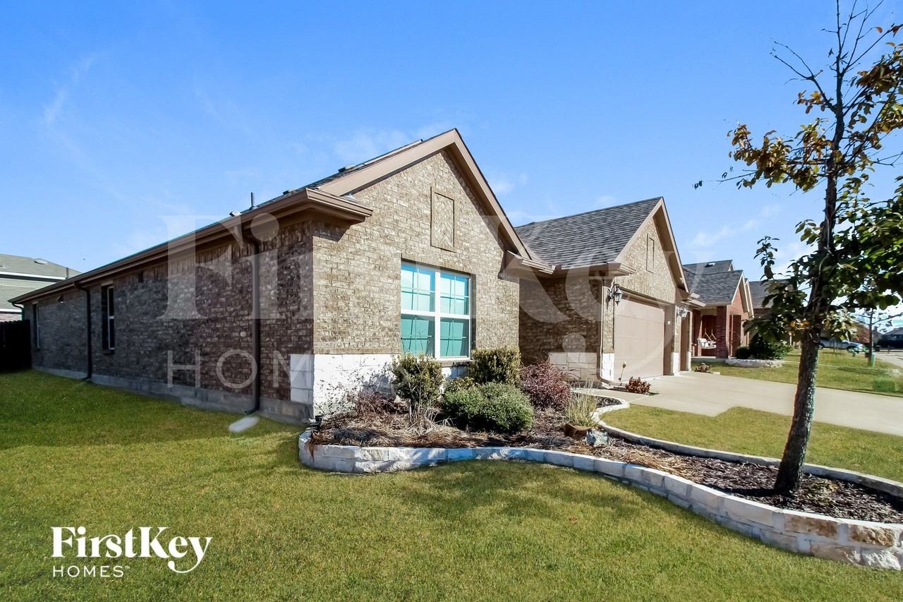 1009 Lavender Dr - Photo 2 of 15