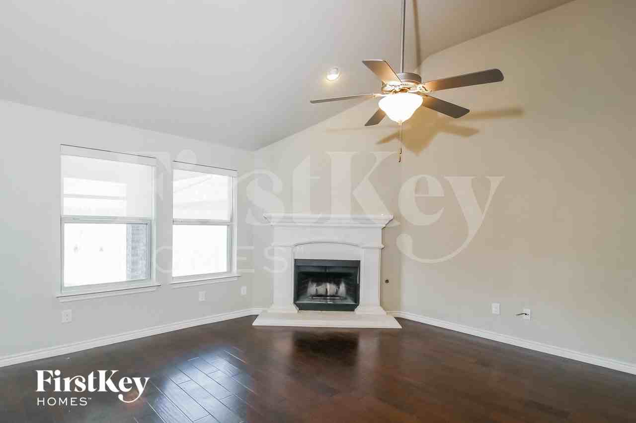 1009 Lavender Dr - Photo 4 of 15