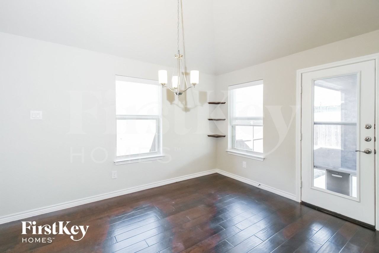 1009 Lavender Dr - Photo 5 of 15