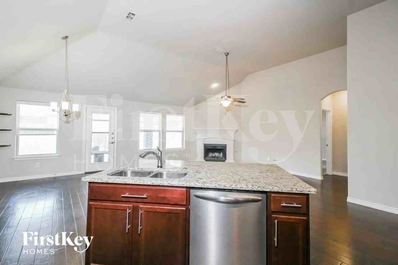 1009 Lavender Dr - Photo 6 of 15