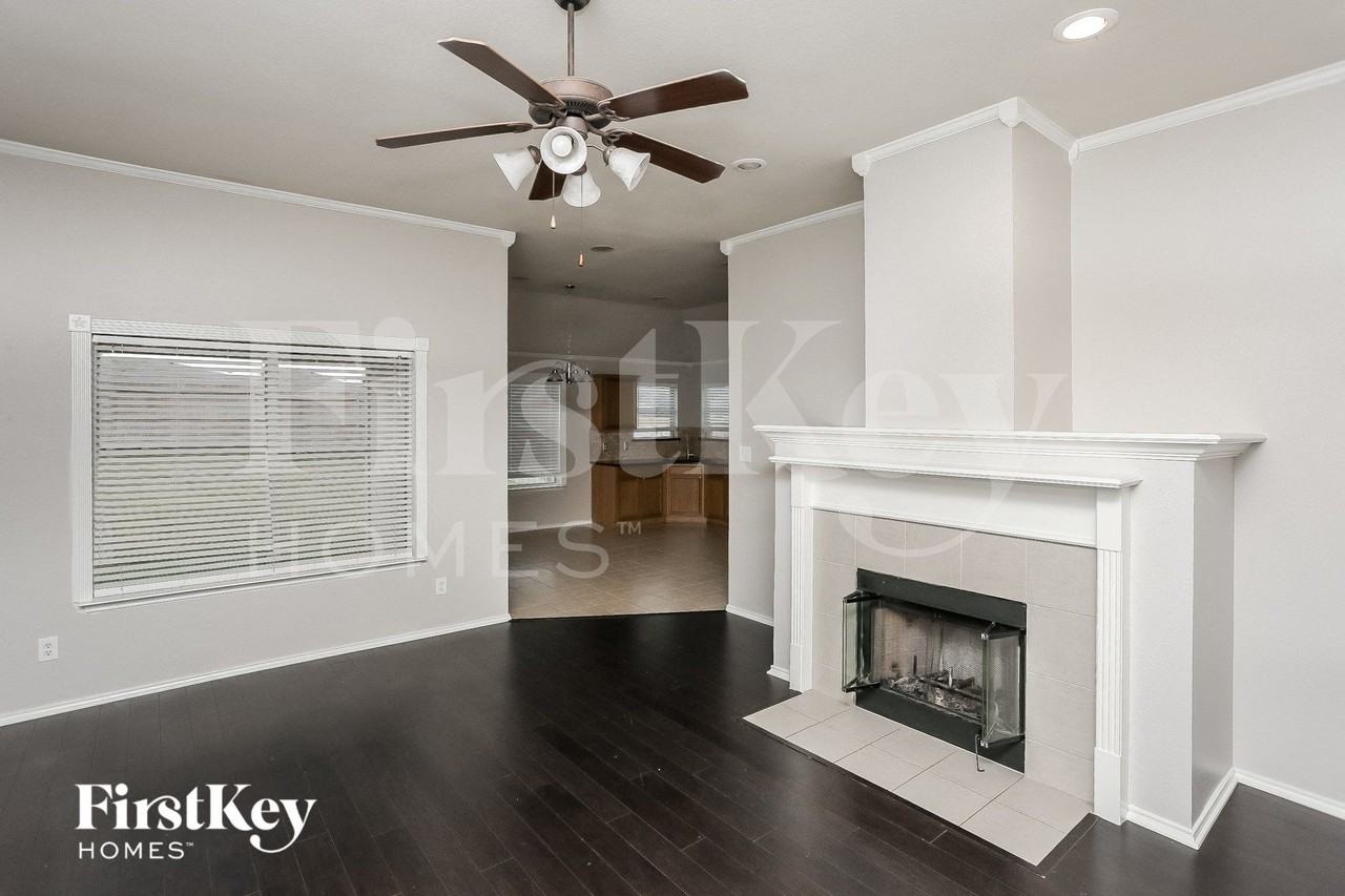 1049 Castle Top Dr - Photo 2 of 15