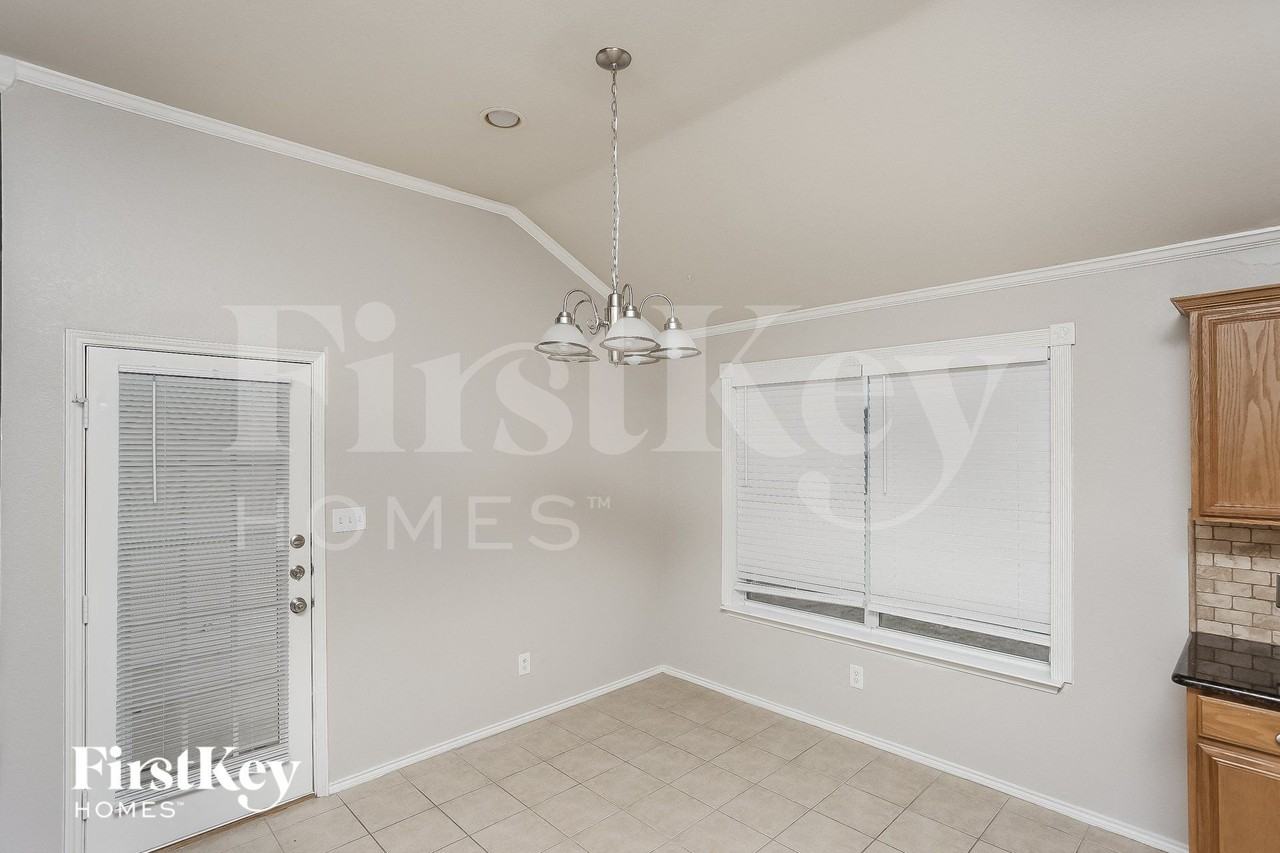 1049 Castle Top Dr - Photo 3 of 15