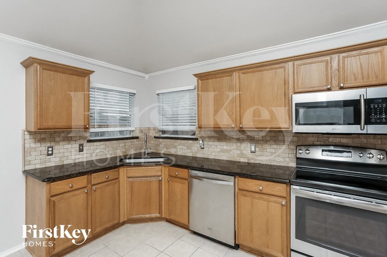 1049 Castle Top Dr - Photo 4 of 15