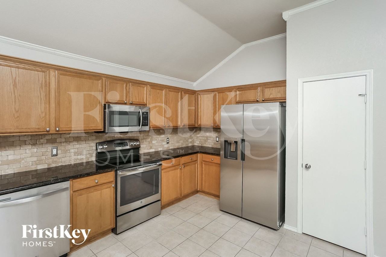 1049 Castle Top Dr - Photo 5 of 15