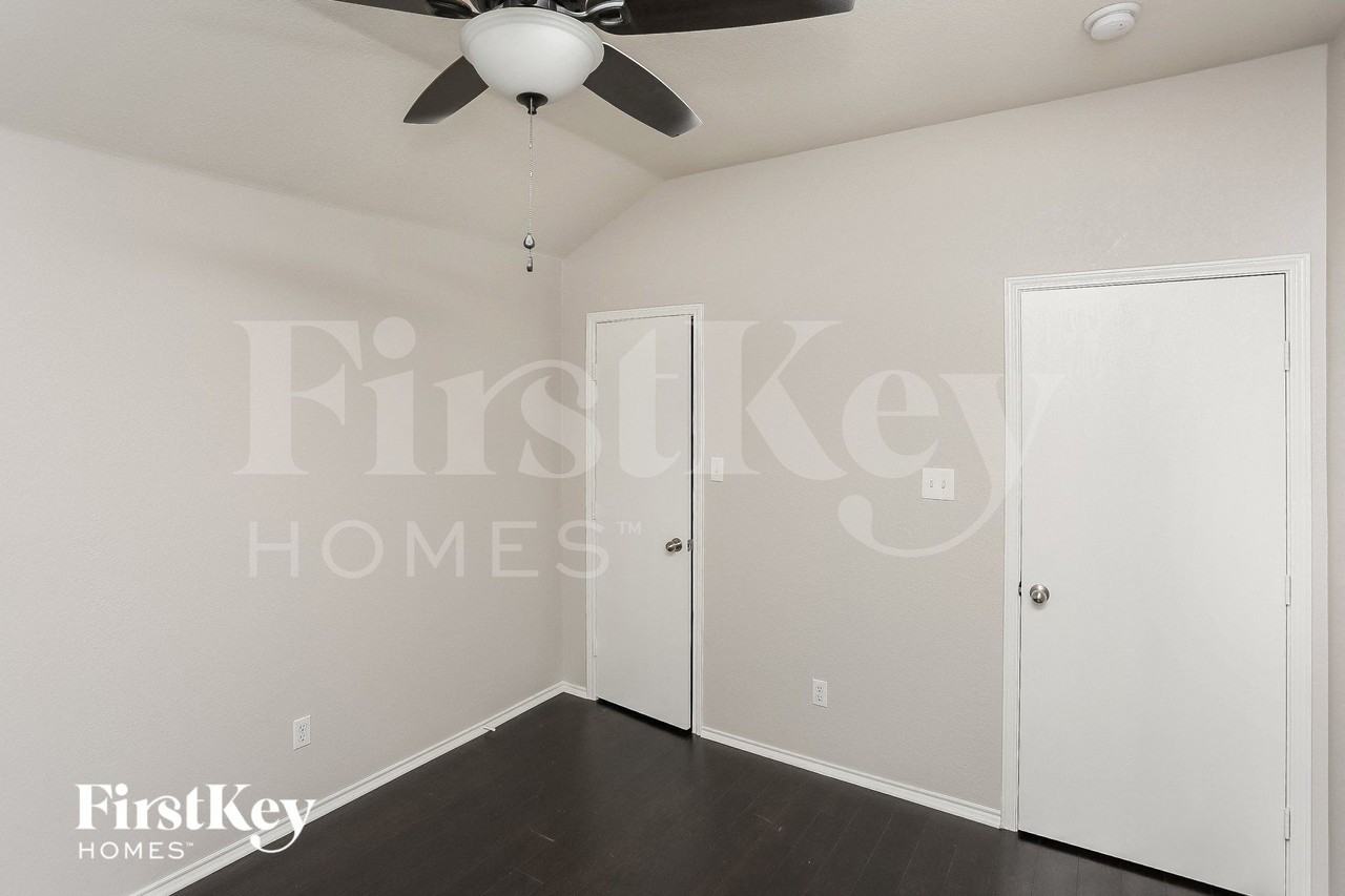 1049 Castle Top Dr - Photo 6 of 15