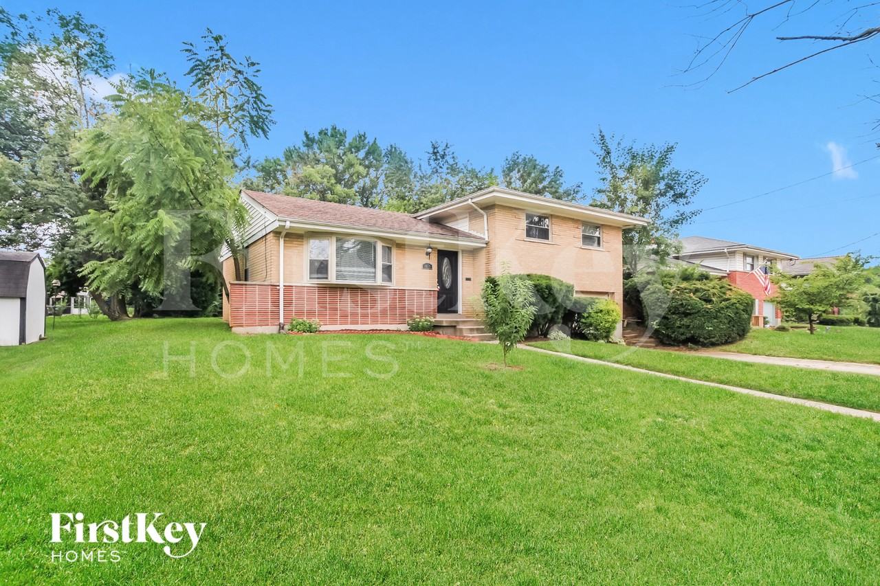 1015 Thunderbird Ave - Photo 2 of 15