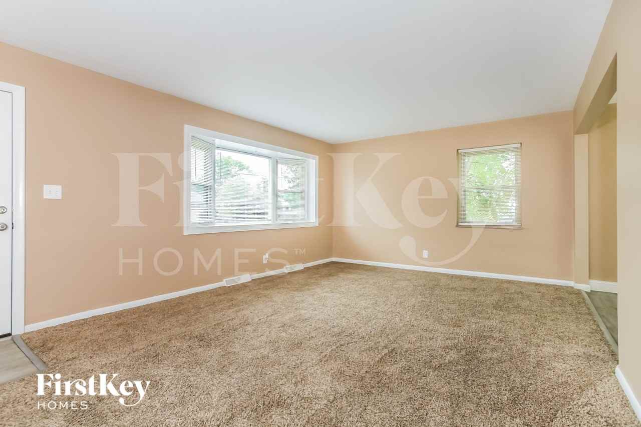 1015 Thunderbird Ave - Photo 3 of 15