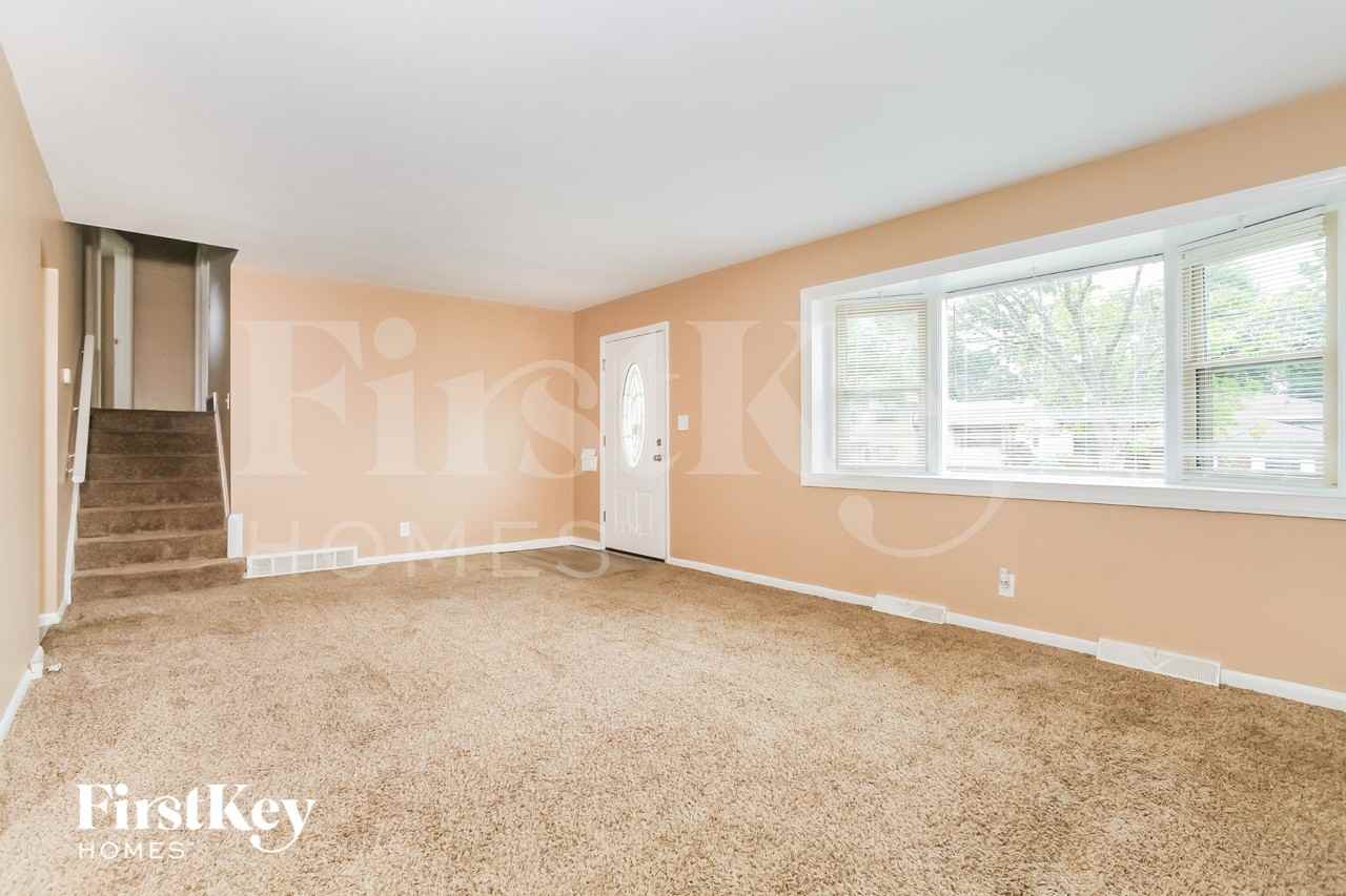 1015 Thunderbird Ave - Photo 4 of 15