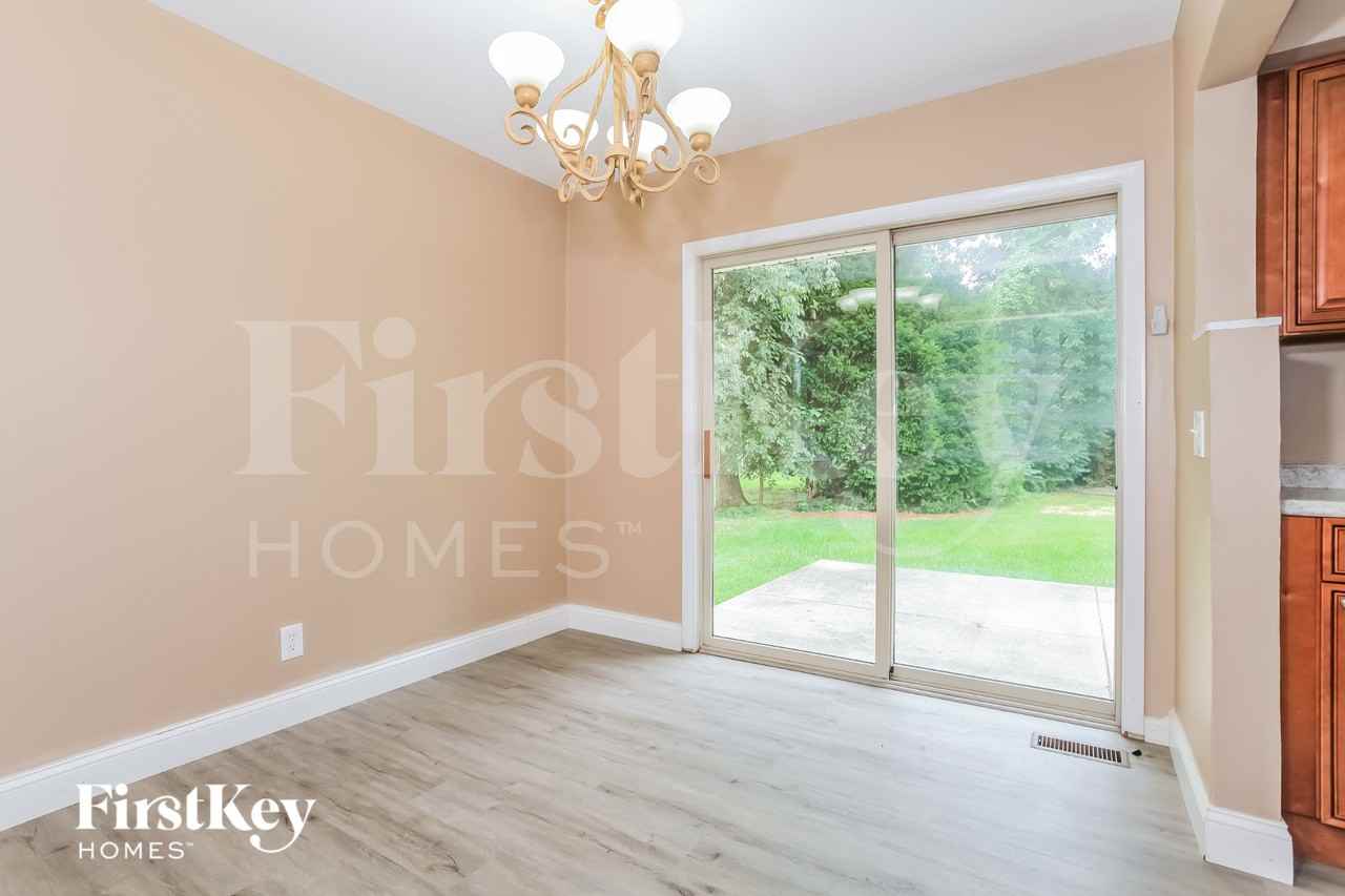 1015 Thunderbird Ave - Photo 5 of 15