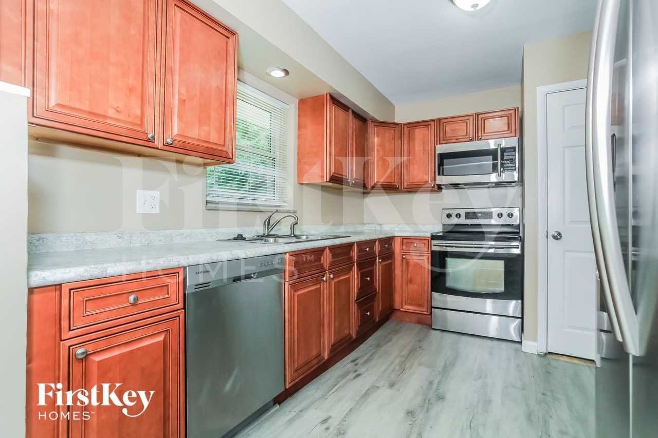 1015 Thunderbird Ave - Photo 6 of 15