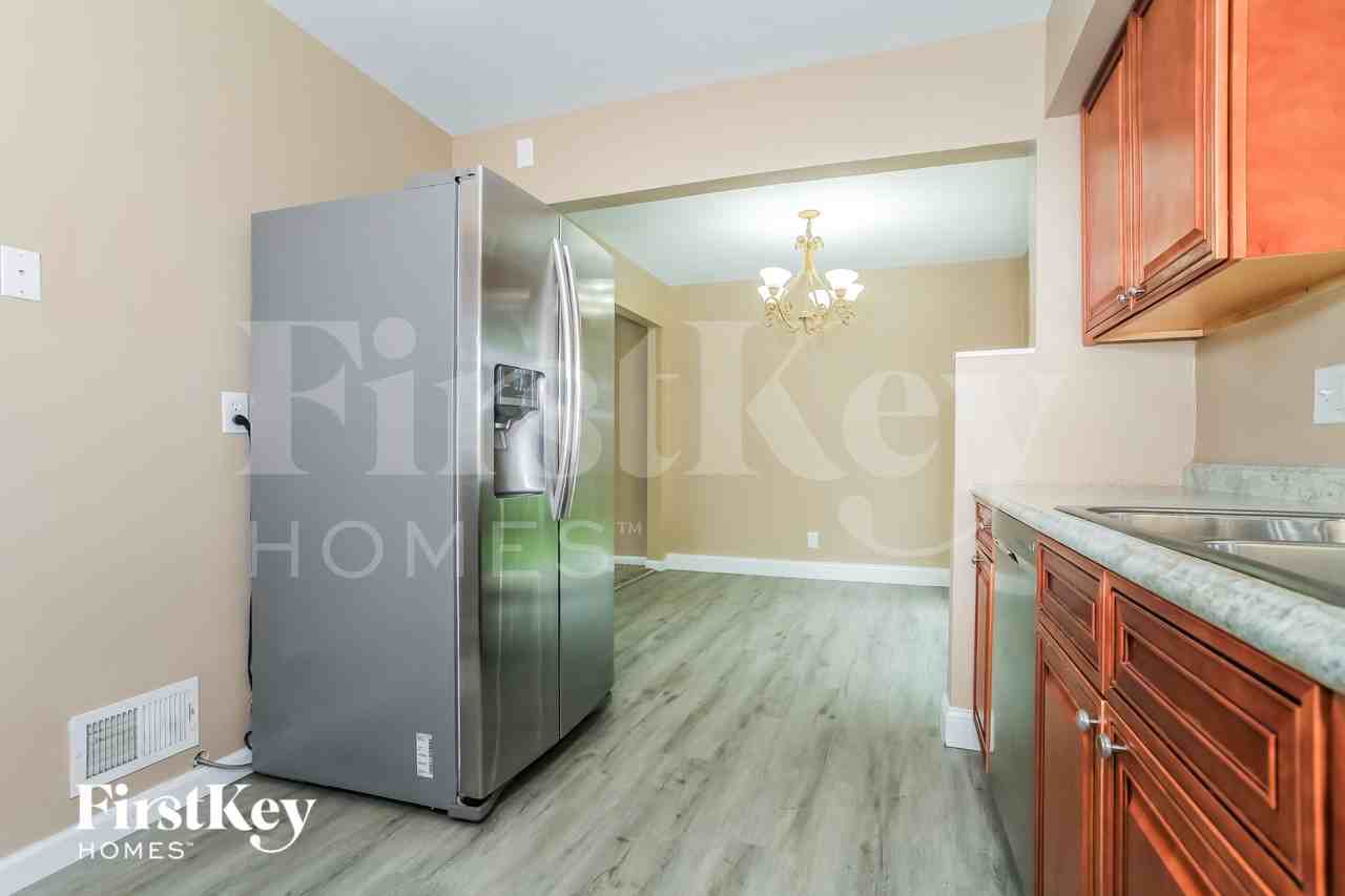 1015 Thunderbird Ave - Photo 7 of 15