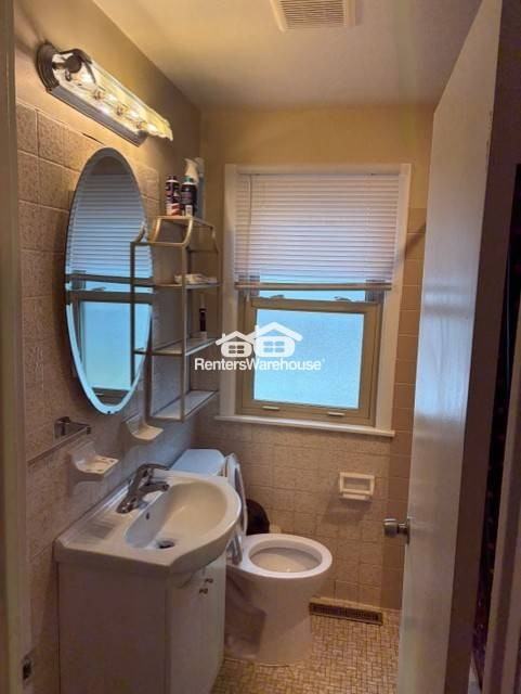 415 Decatur Ave N - Photo 3 of 12