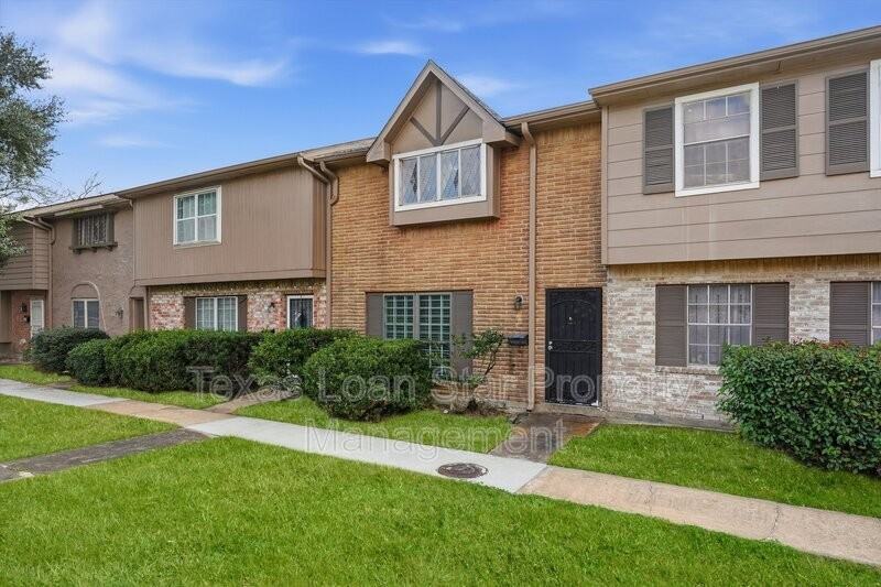 12447 Sharpview Dr - Photo 2 of 28