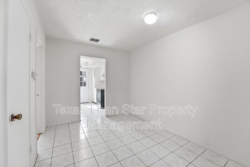 12447 Sharpview Dr - Photo 7 of 28