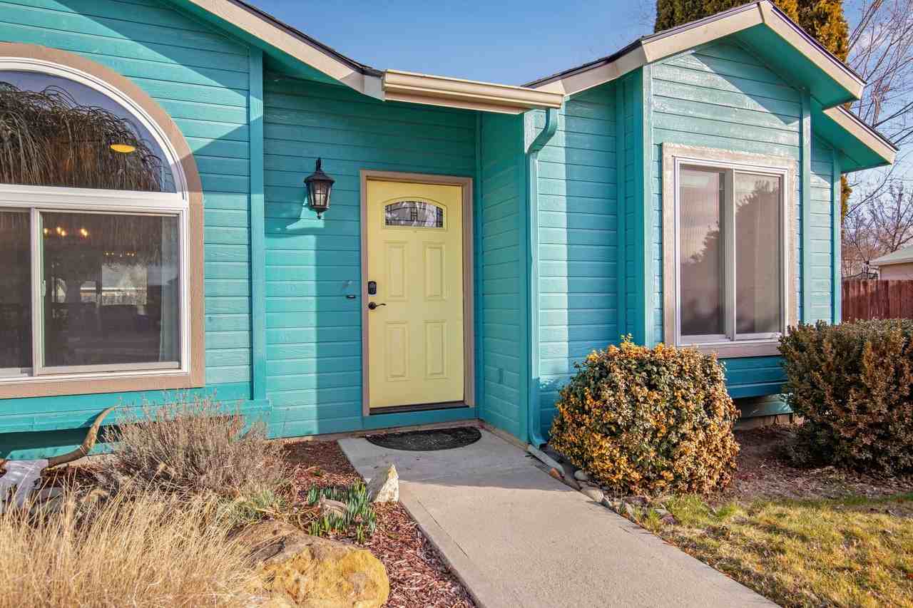 7292 Newbrook Dr - Photo 3 of 40