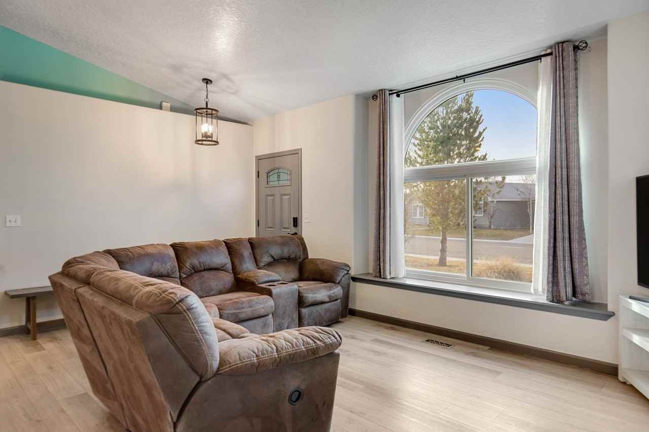 7292 Newbrook Dr - Photo 7 of 40