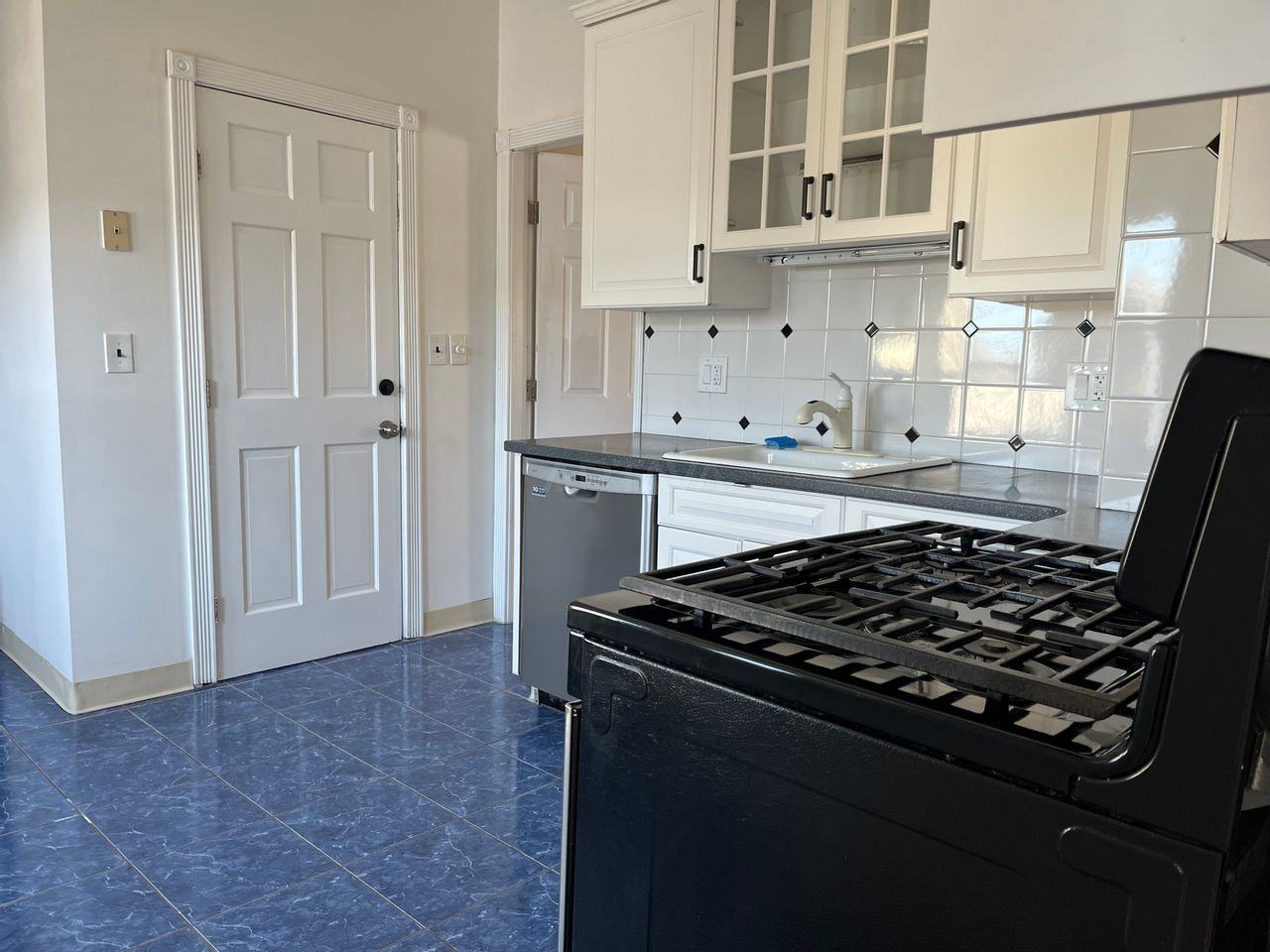 15 Clarence St #3 - Photo 7 of 8