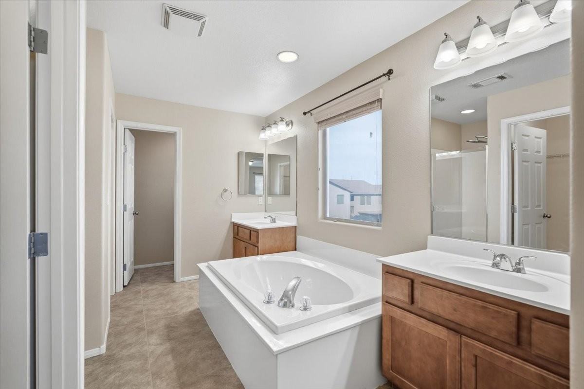 8160 Royal Arches St - Photo 3 of 23