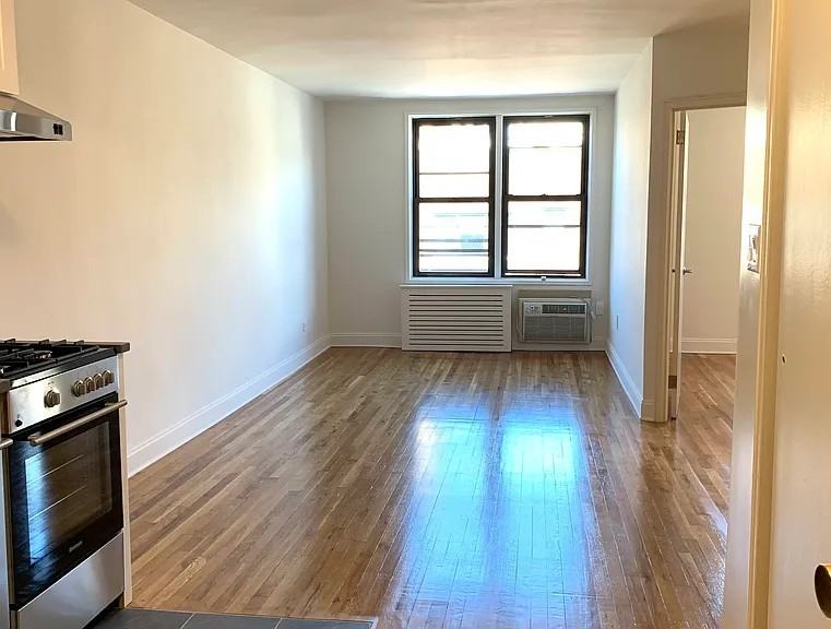 64 Greenwich Ave #7 - Photo 2 of 9