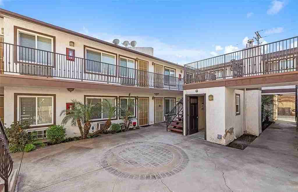 4204 45Th St - Photo 2 of 16