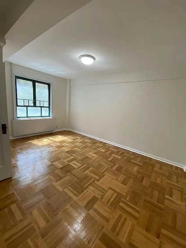 1527 Metropolitan Ave - Photo 4 of 8