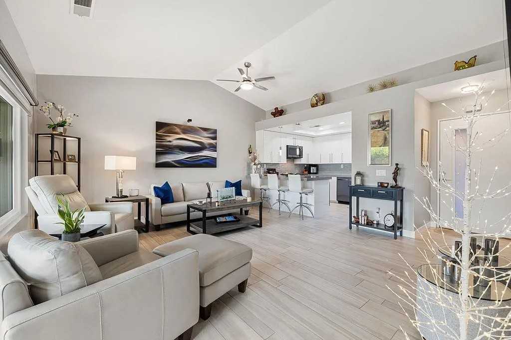 42831 Scirocco Rd - Photo 3 of 17