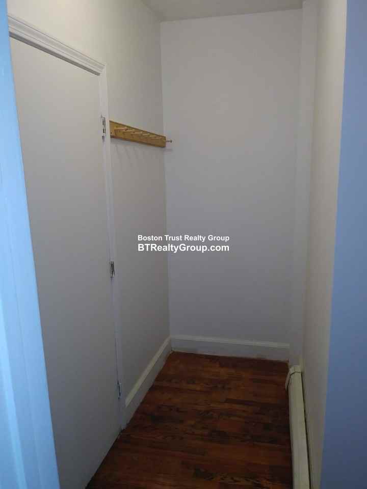 163 University Ave - Photo 4 of 16