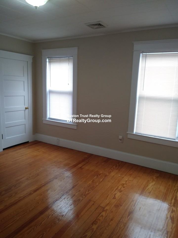 163 University Ave - Photo 6 of 16