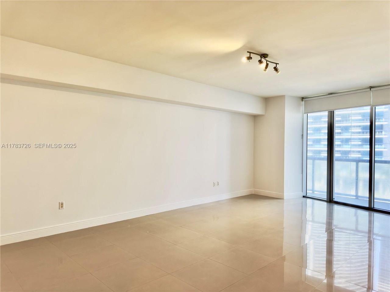 475 Brickell Avenue #810 - Photo 7 of 11