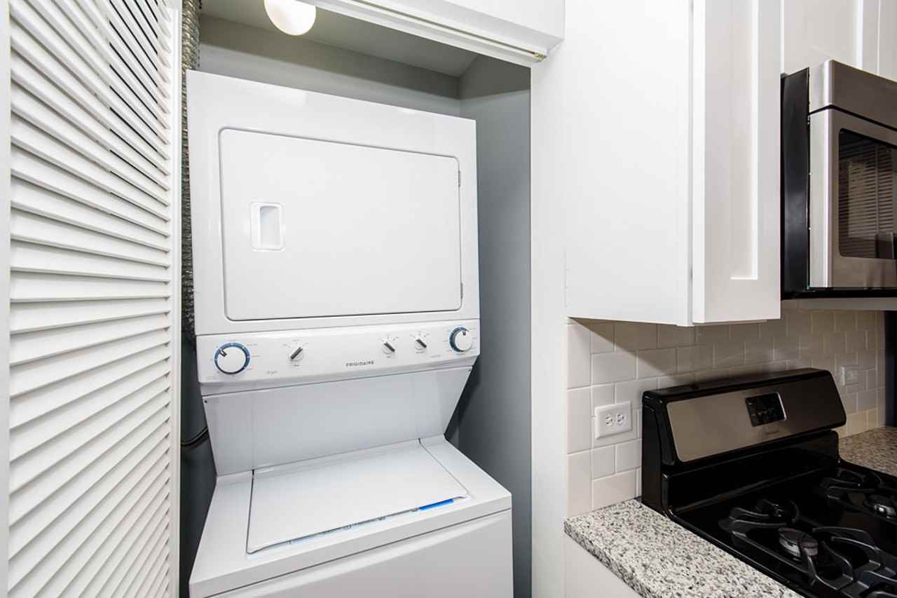 2645 N Washtenaw Ave #1F - Photo 6 of 12