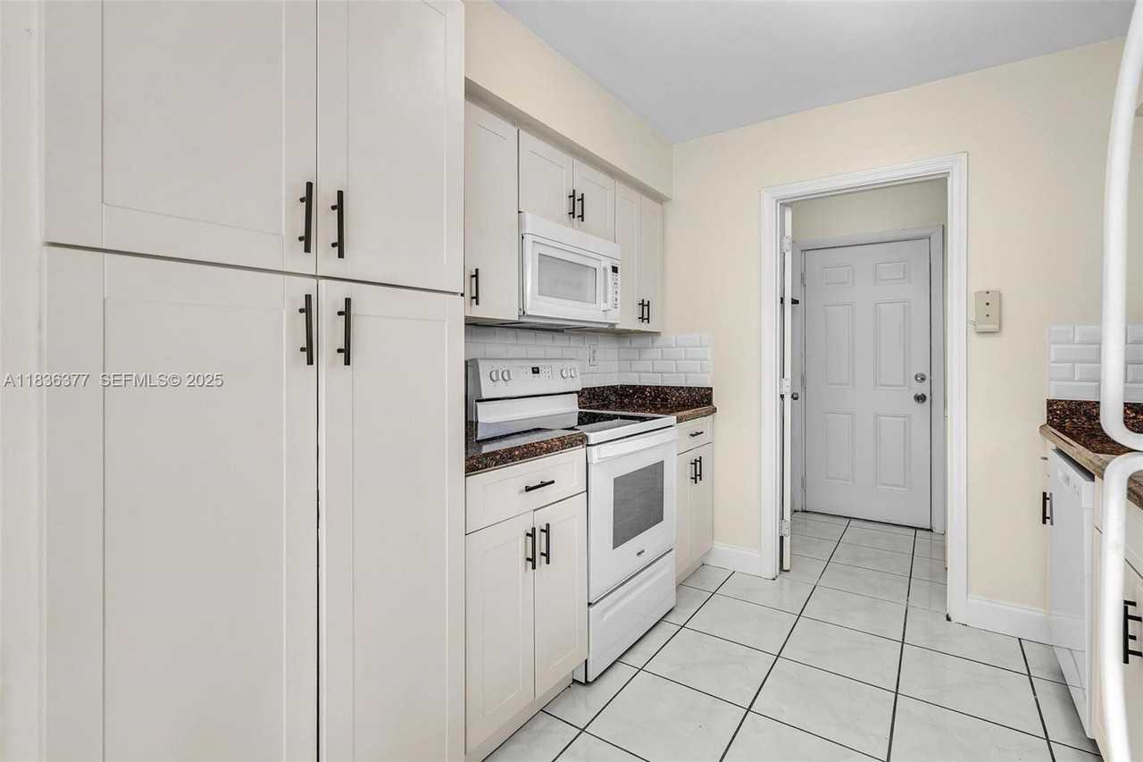 1910 North 61st Terrace #0 - Photo 6 of 44