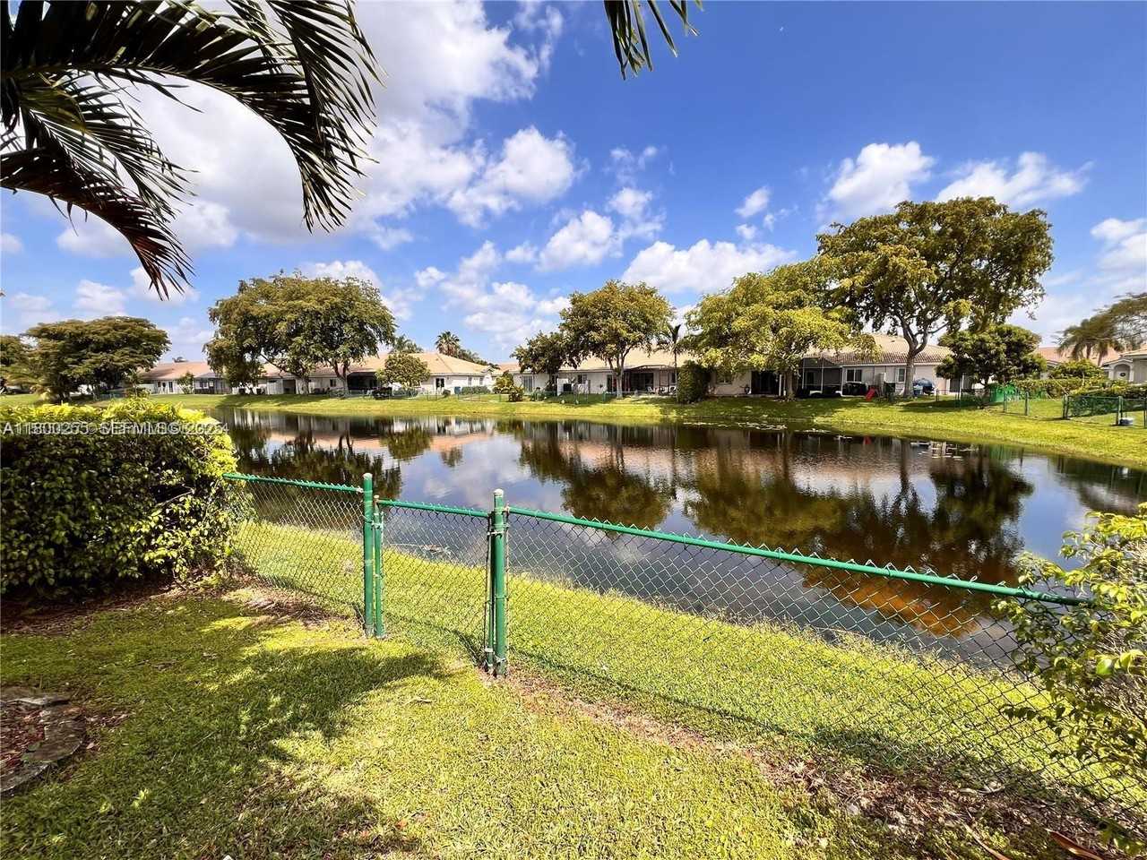 11281 Southwest 18th Court #11281 - Photo 6 of 17