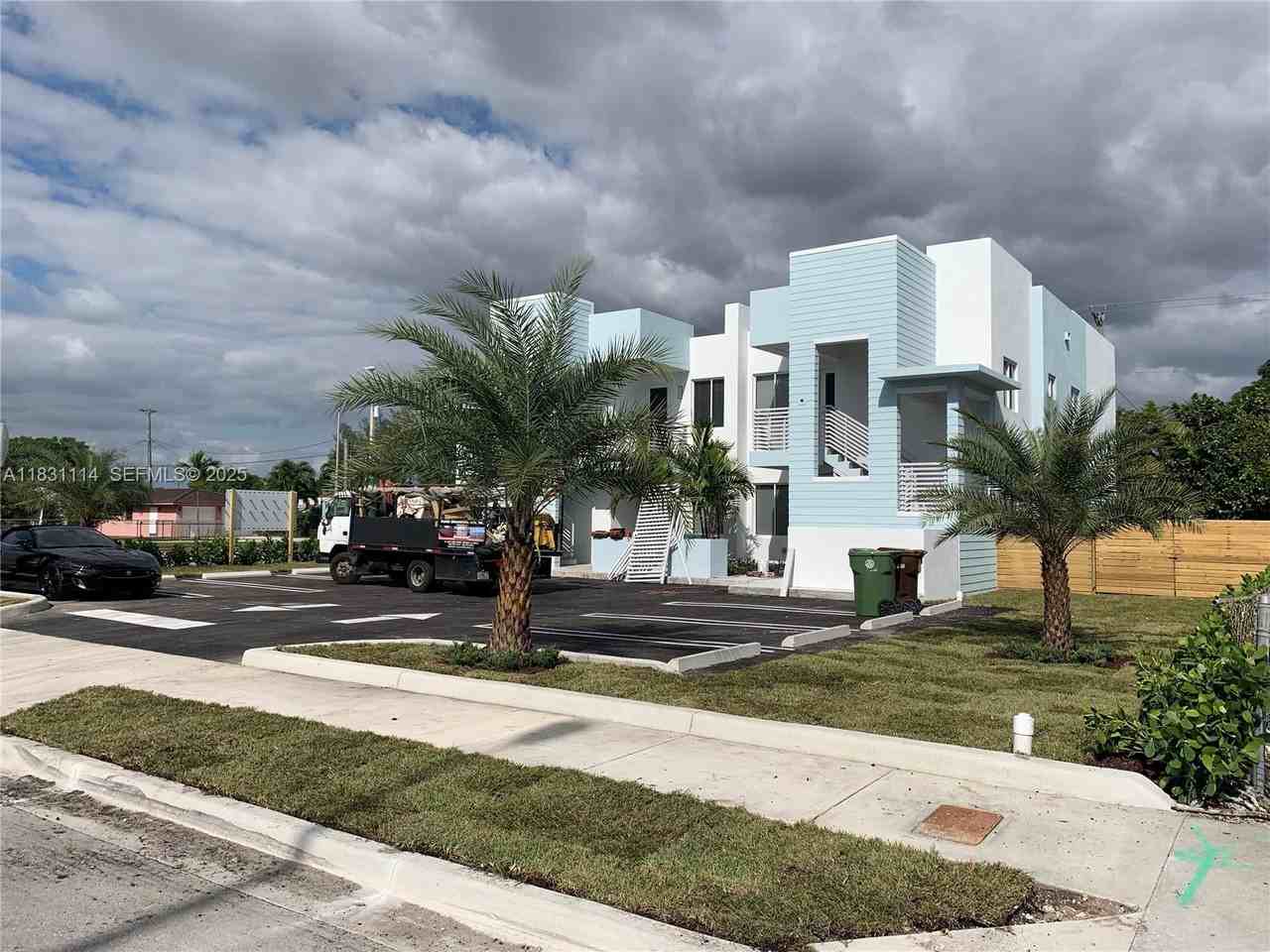 807 East 28th Street #807 - Photo 6 of 12