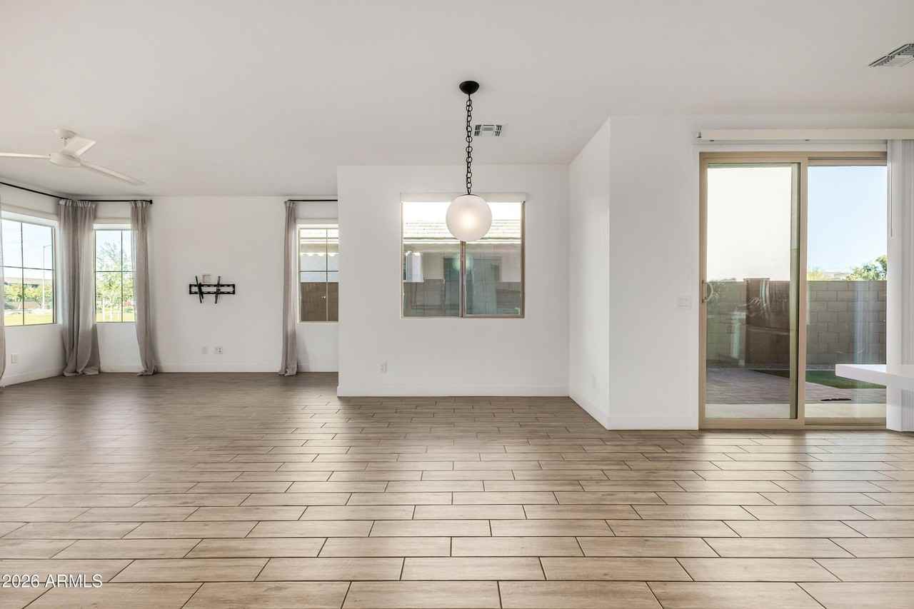 2042 W Lariat Ln - Photo 5 of 32