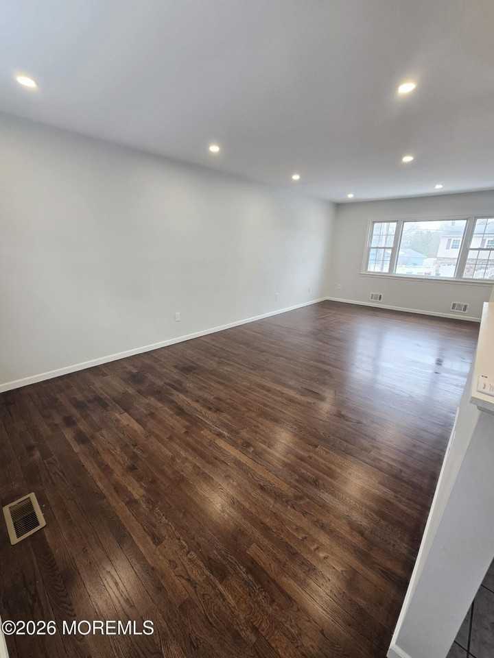 240 Mill Creek Dr - Photo 4 of 16