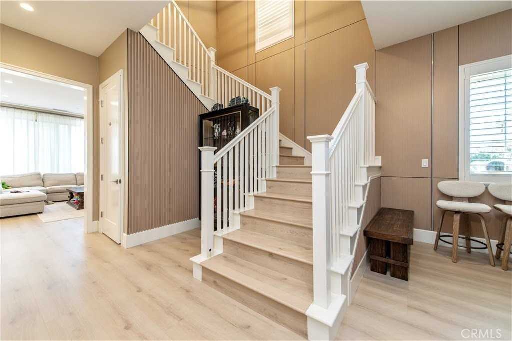 200 Piazza - Photo 3 of 37