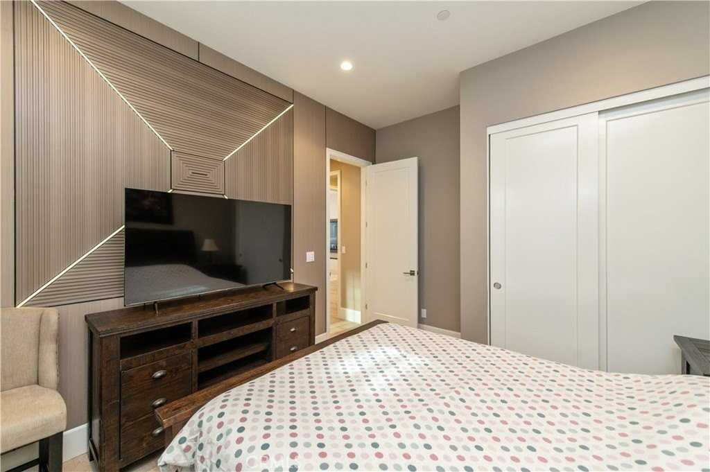 200 Piazza - Photo 7 of 37