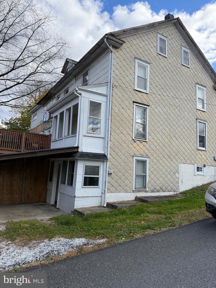 1701 Mohawk St - Photo 2 of 11