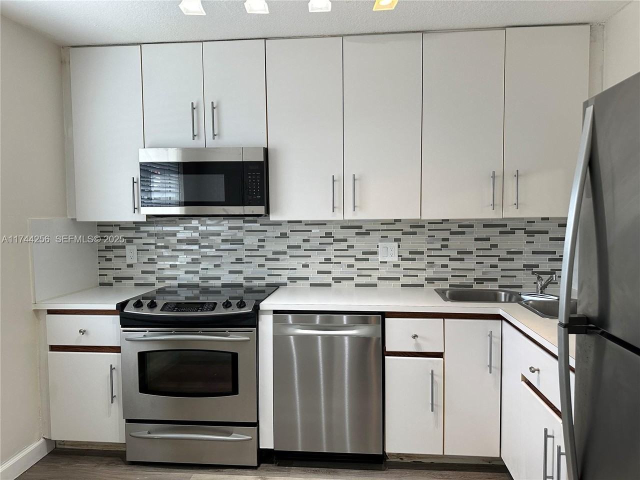 1480 Springside Drive #1480 - Photo 3 of 4