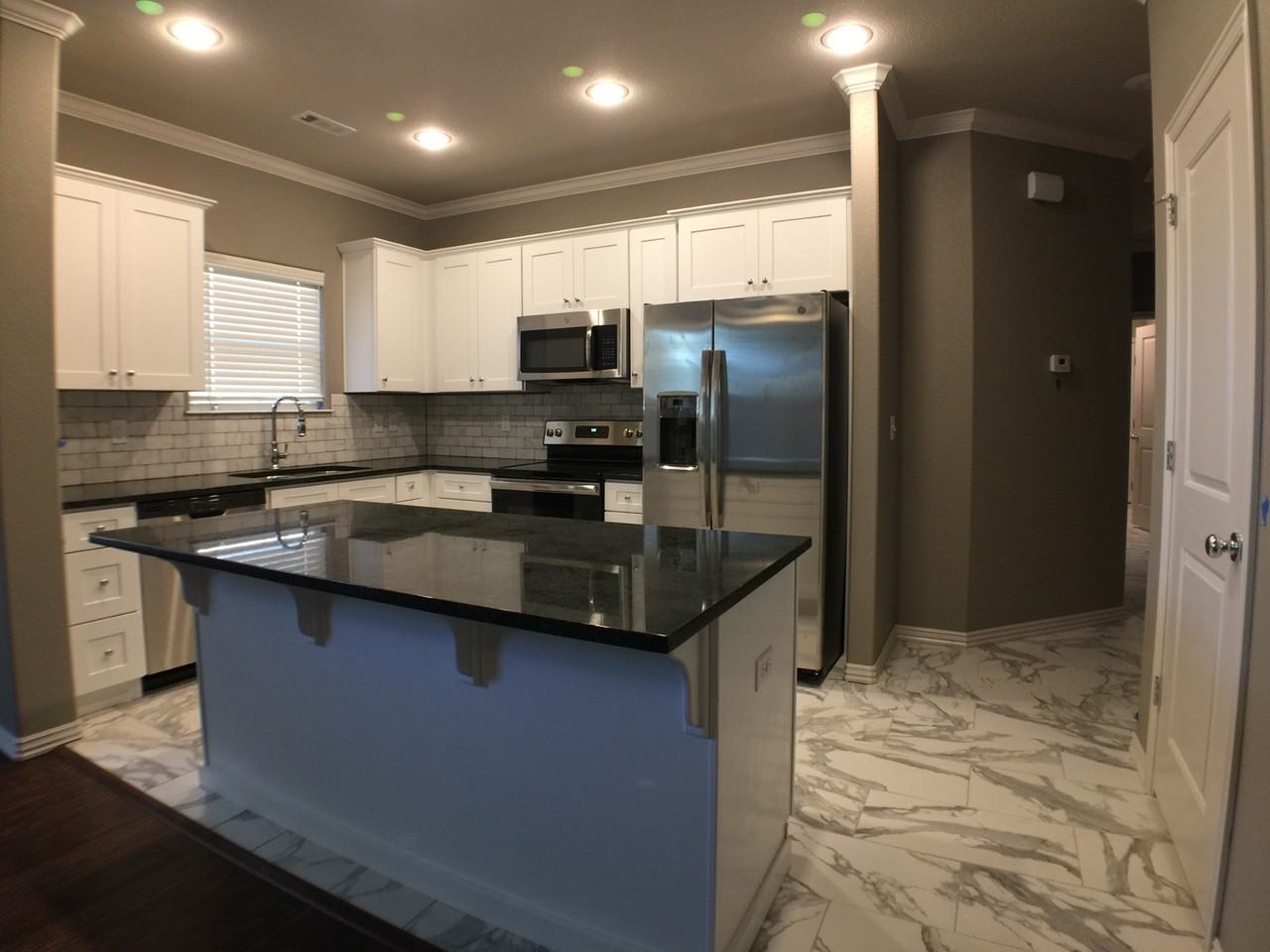 393 S Hill Ave - Photo 4 of 9