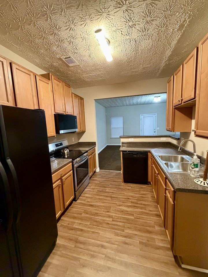 6296 Ellenwood Dr - Photo 3 of 11