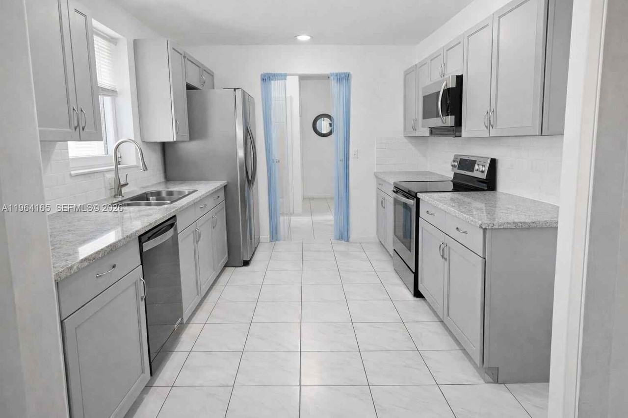 121 Sw 28th Ter - Photo 2 of 11
