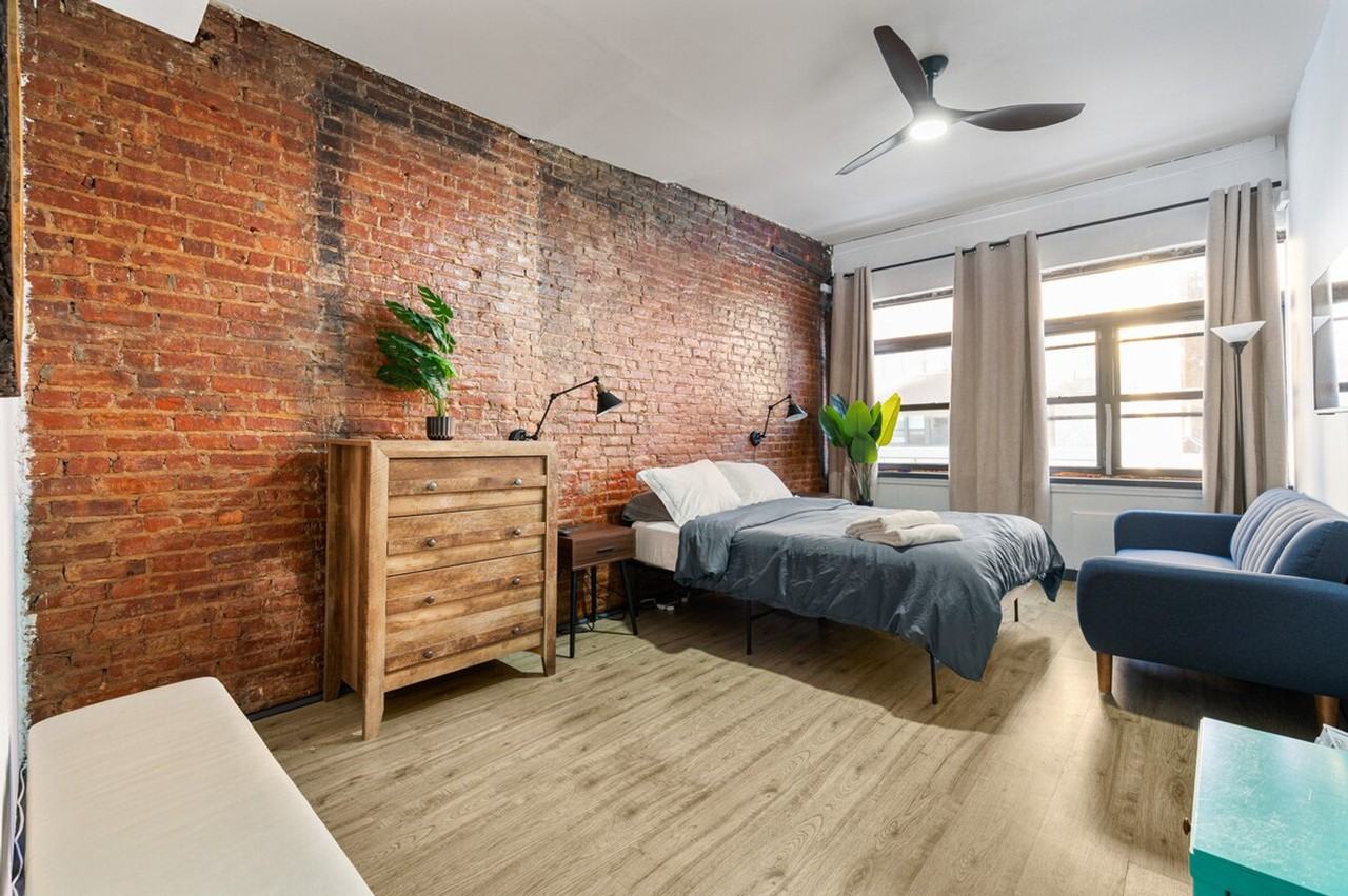 301 W 31st St #1323979P - Photo 2 of 19