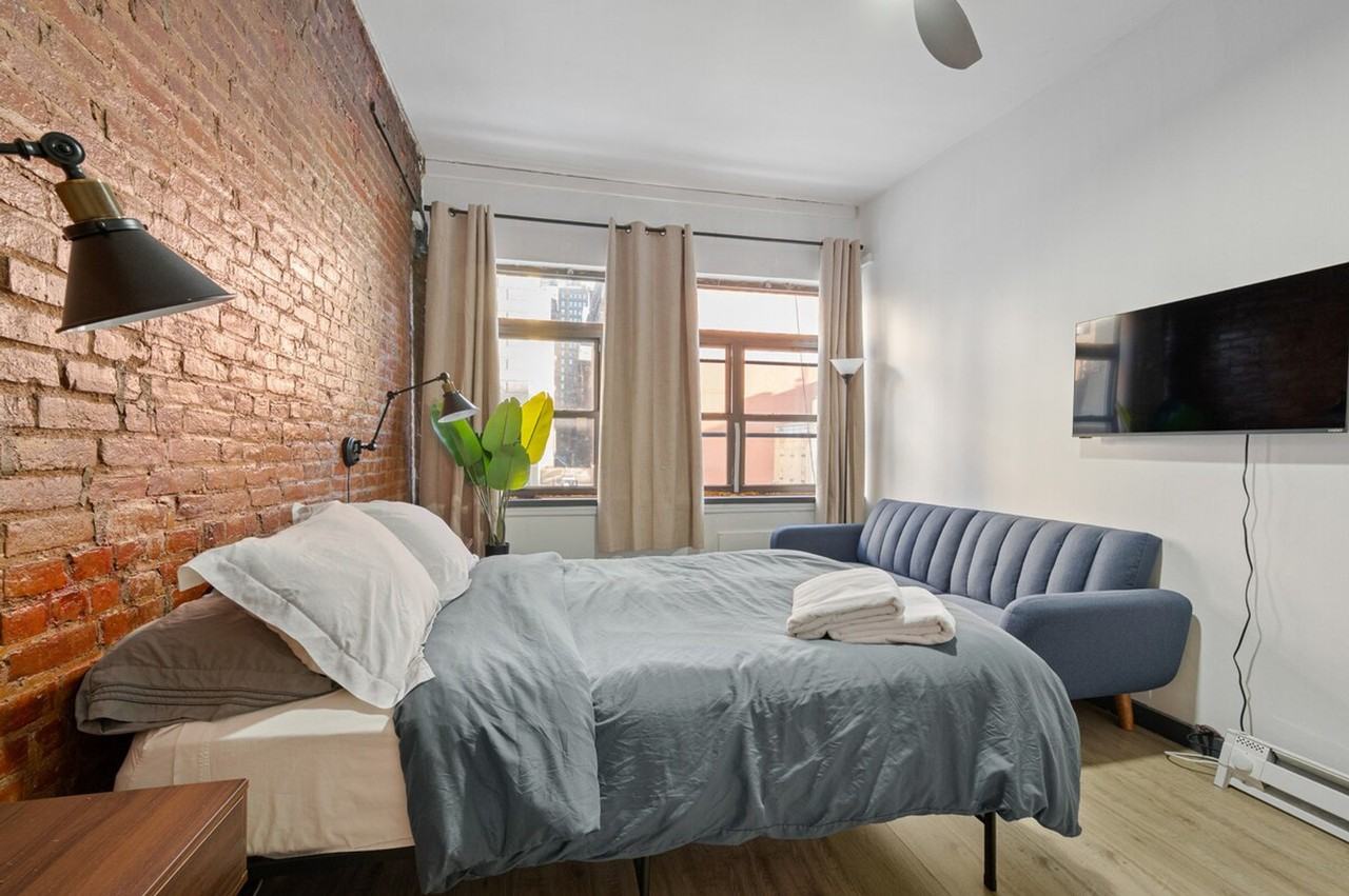 301 W 31st St #1323979P - Photo 3 of 19