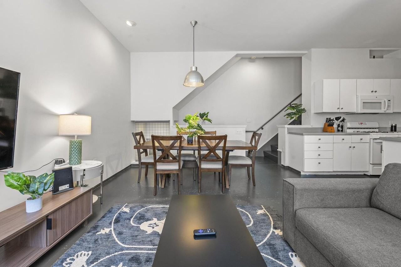 160 E Berkeley St #1343278P - Photo 5 of 23