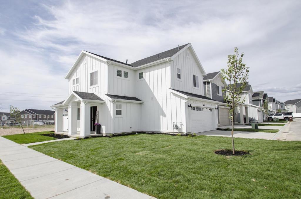 3893 S 3100 W - Photo 2 of 23